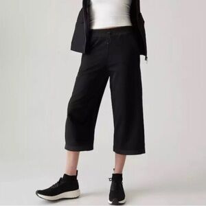 Athleta triumph hybrid wide leg crop black pant SZ XL.  D17